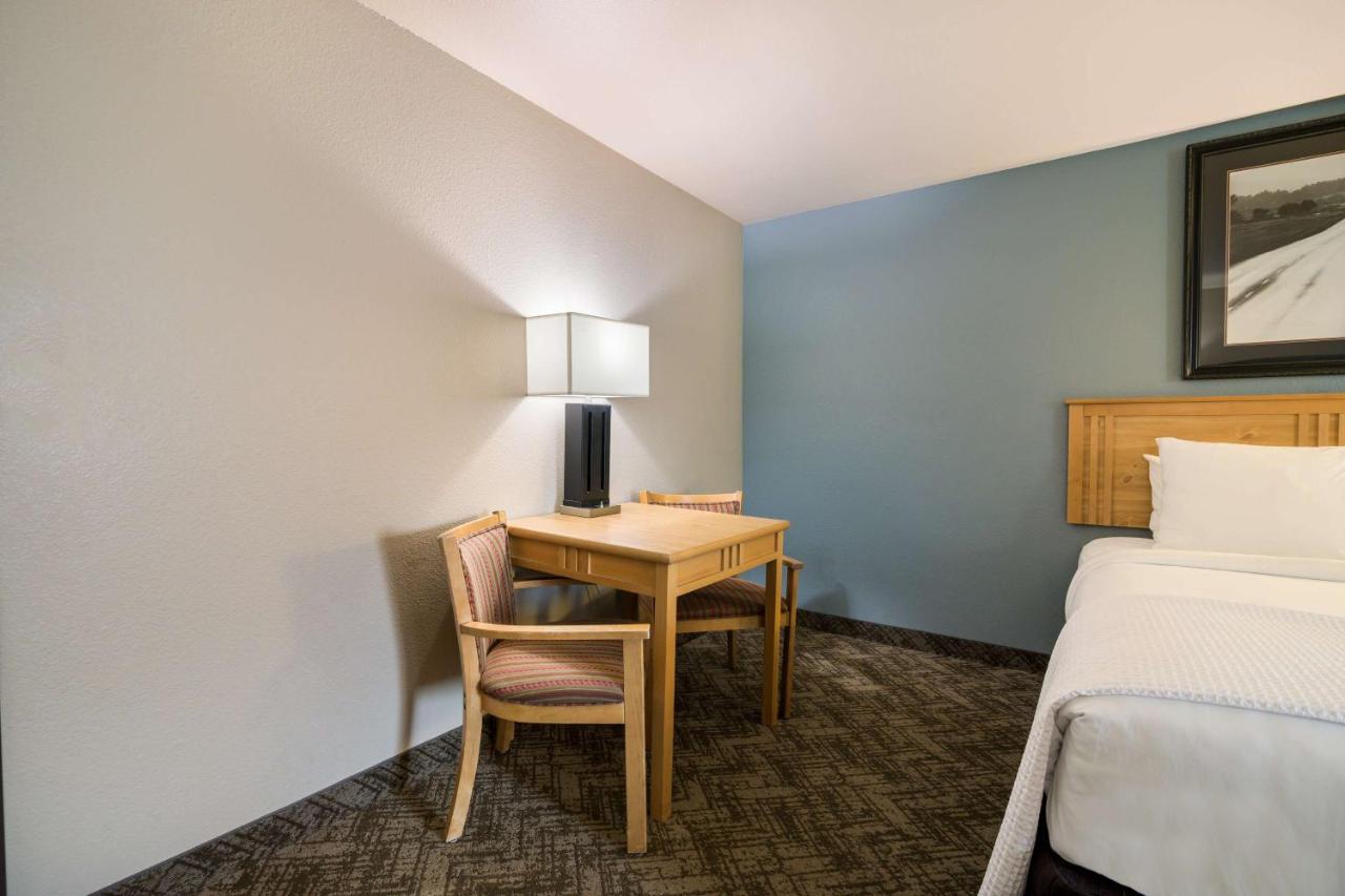Best Western Golden Spike Inn & Suites Hill City Exterior photo